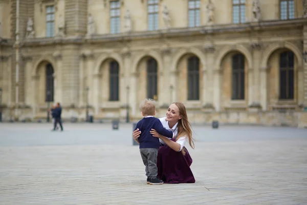 Мать и ребенок в Париже — стоковое фото