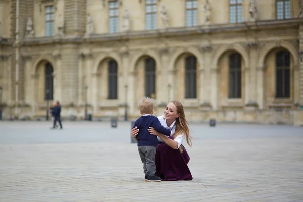 Mother and baby in Paris — Stockfoto