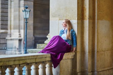 Parisli bir sokakta genç kadın