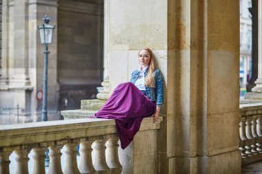 Parisli bir sokakta genç kadın