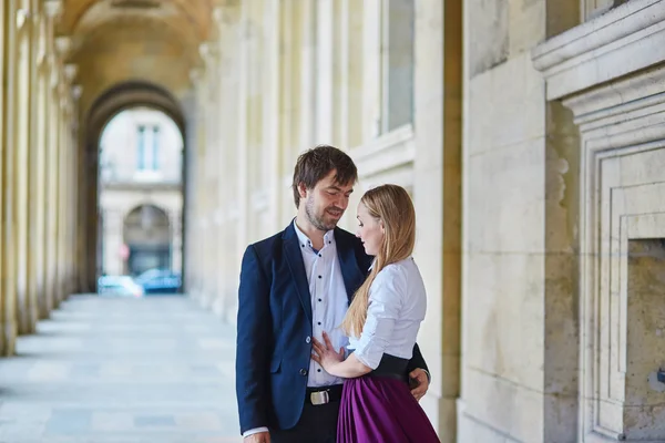 Romantic couple in Paris — Stock Photo, Image