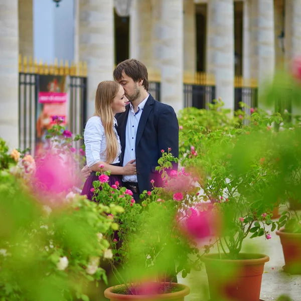 Romantic couple in Paris — Stock Photo, Image