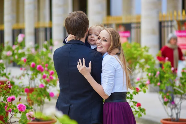 Glad familj på tre i Paris — Stockfoto