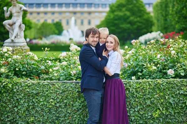 Happy family of three in Paris — Stock Photo, Image