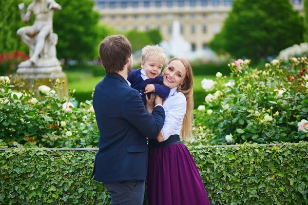 Happy family of three in Paris — Stock Photo, Image