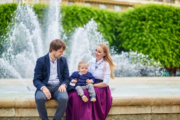 Happy family of three in Paris — Stock Photo, Image