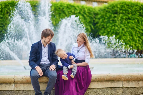 Счастливая семья из трех человек в Париже — стоковое фото