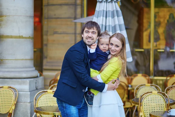 Glückliche dreiköpfige Familie in Pariser Café — Stockfoto