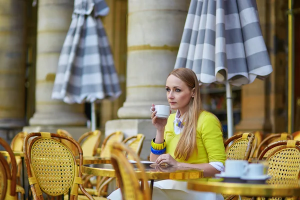 Giovane ragazza romantica nel caffè parigino — Foto Stock