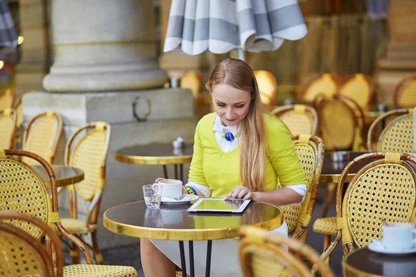Young romantic girl in Parisian cafe — Stockfoto