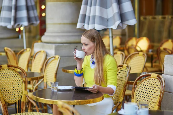 Young romantic girl in Parisian cafe — Stock fotografie