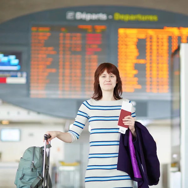 Bella giovane passeggera femminile in aeroporto — Foto Stock