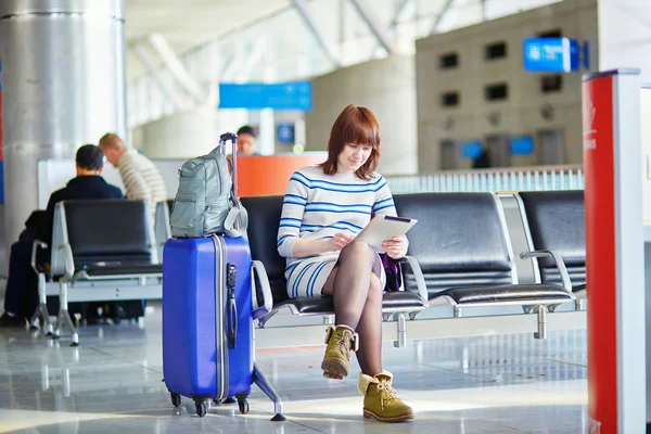 漂亮的年轻女乘客在机场 — 图库照片