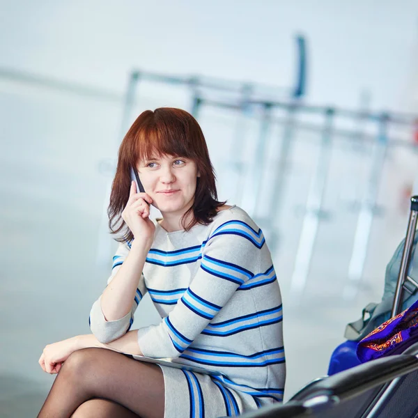 Schöne junge Passagierin am Flughafen — Stockfoto