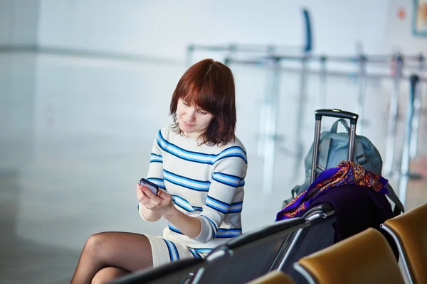 Beautiful young female passenger at the airport — Stock Photo, Image