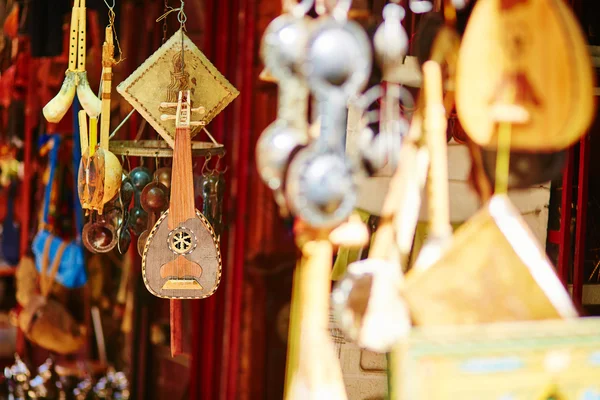 Selección de instrumentos musicales tradicionales en el mercado marroquí — Foto de Stock