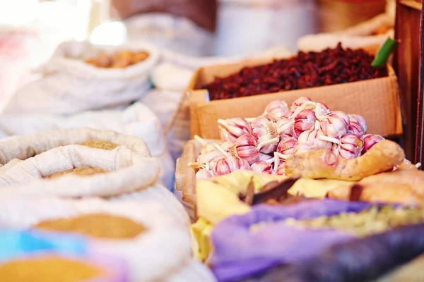 Выбор чеснока на традиционном рынке Марокко — стоковое фото