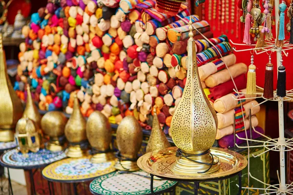Selección de lámparas tradicionales en el mercado marroquí — Foto de Stock