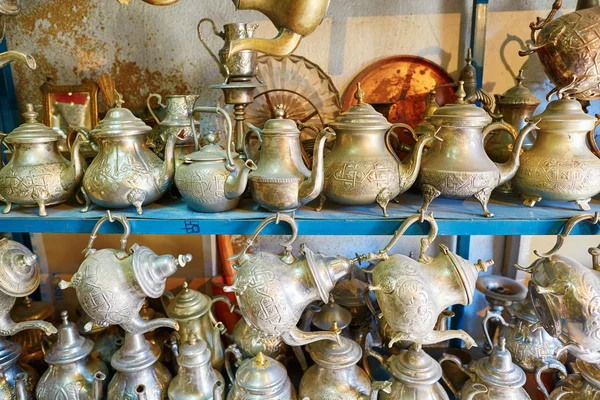 Seleção de bules tradicionais no mercado marroquino — Fotografia de Stock