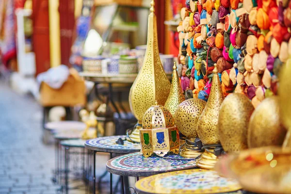 Selección de lámparas tradicionales en el mercado marroquí — Foto de Stock