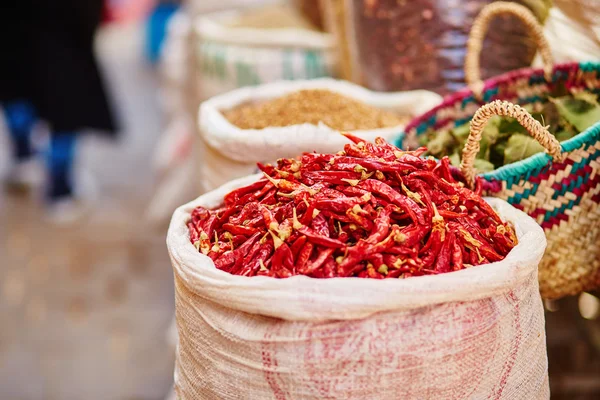 Urval av chilipeppar på en traditionell marockansk marknad — Stockfoto