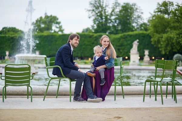 Happy family of three in Paris on a summer day — Stock fotografie