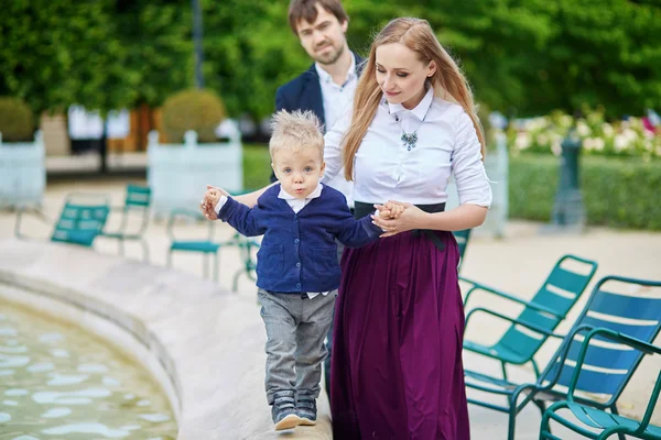 Happy family of three in Paris on a summer day — ストック写真