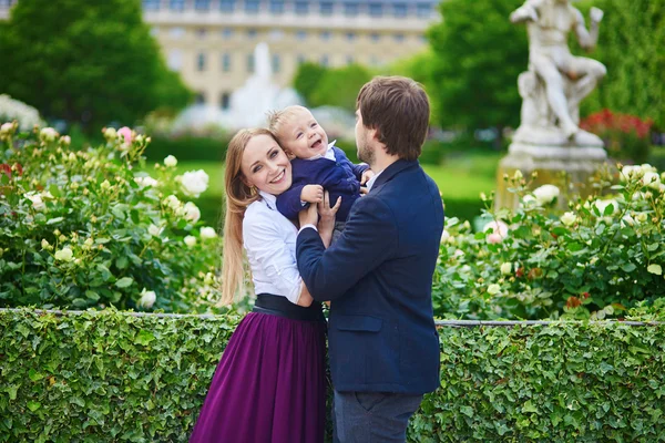Happy family of three in Paris on a summer day — Φωτογραφία Αρχείου
