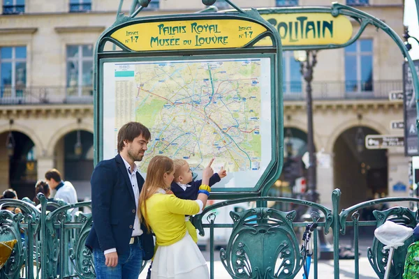 Família em Paris, olhando para o mapa do metrô — Fotografia de Stock