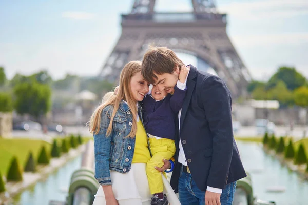 Família feliz de três em Paris — Fotografia de Stock