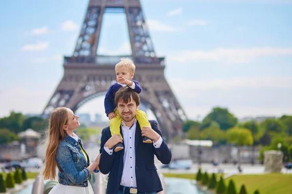 Glad familj på tre i Paris — Stockfoto