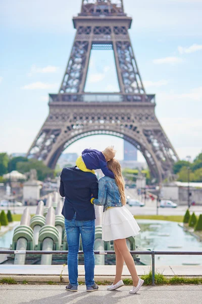 Glückliche dreiköpfige Familie in Paris — Stockfoto