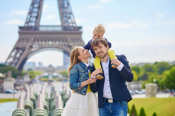 Glückliche dreiköpfige Familie in Paris — Stockfoto