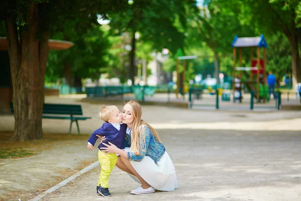 Joven madre y su adorable hijo pequeño — Foto de Stock