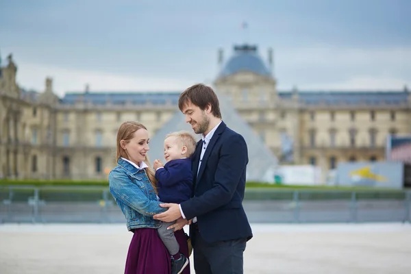 Família feliz de três em Paris — Fotografia de Stock