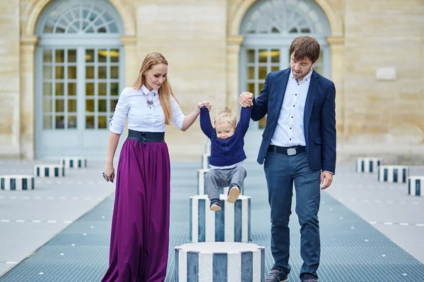 Happy family of three in Paris — Stock Photo, Image
