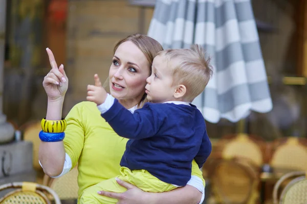 Mother and son in Parisian cafe — Stock fotografie