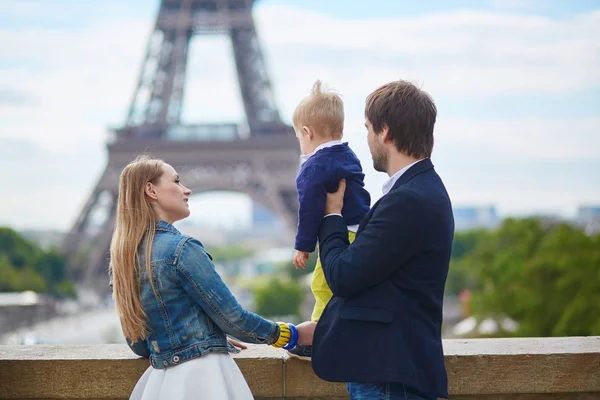 Happy family of three in Paris — Stock Photo, Image