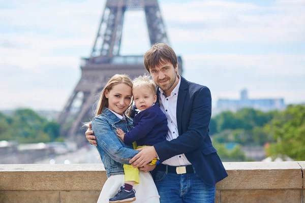 Glad familj på tre i Paris — Stockfoto