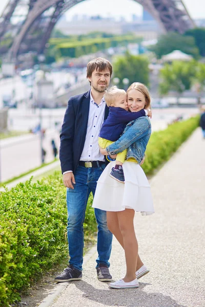 Happy family of three in Paris — Stock Photo, Image