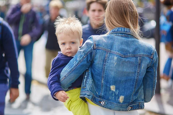 Mor bär sin lille son — Stockfoto