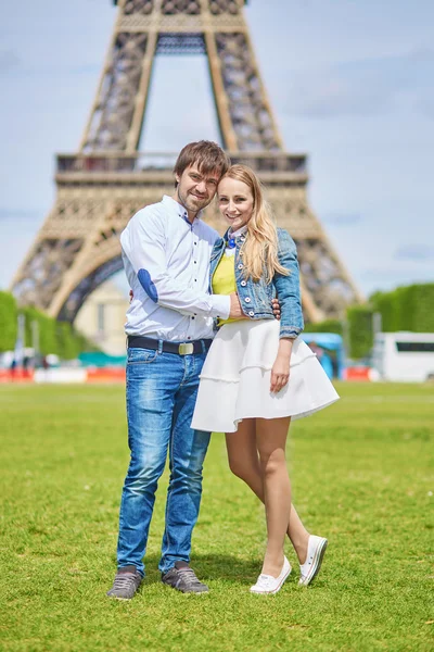 Romântico namoro casal em Paris — Fotografia de Stock