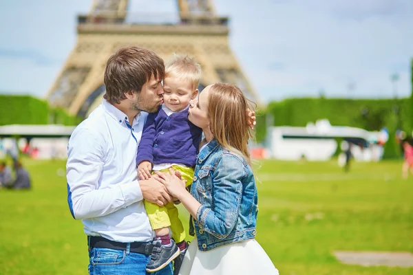 Happy family of three in Paris — Stock Photo, Image