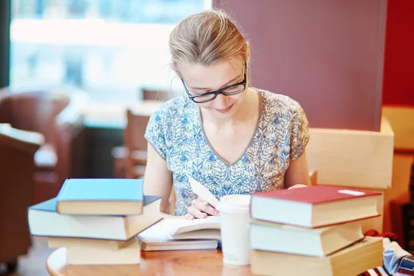 Estudante estudando ou se preparando para exames — Fotografia de Stock