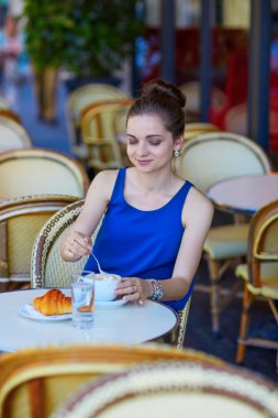 Güzel genç Paris kadın Cafe