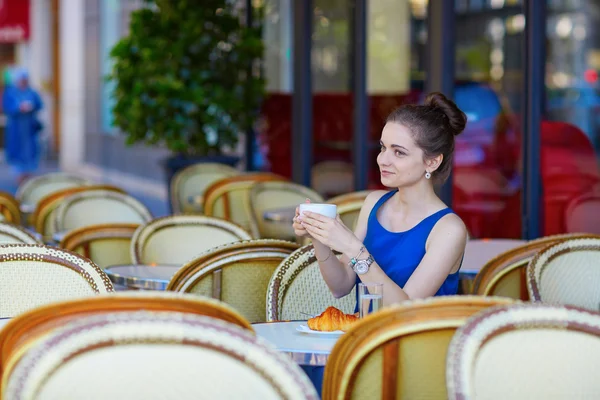 Mooie jonge Parijse vrouw in café — Stockfoto