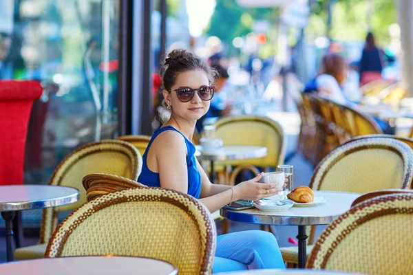 Όμορφη νεαρή γυναίκα παριζιάνικο στο καφέ — Φωτογραφία Αρχείου