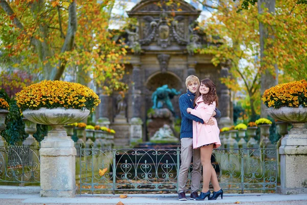 Mladý romantický pár v Paříži — Stock fotografie