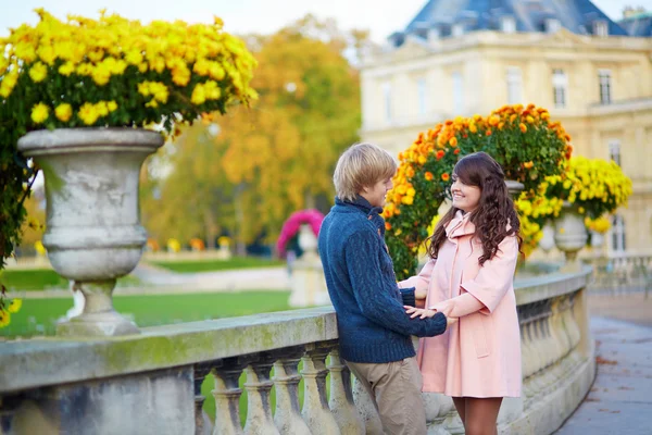 Giovane coppia romantica a Parigi — Foto Stock