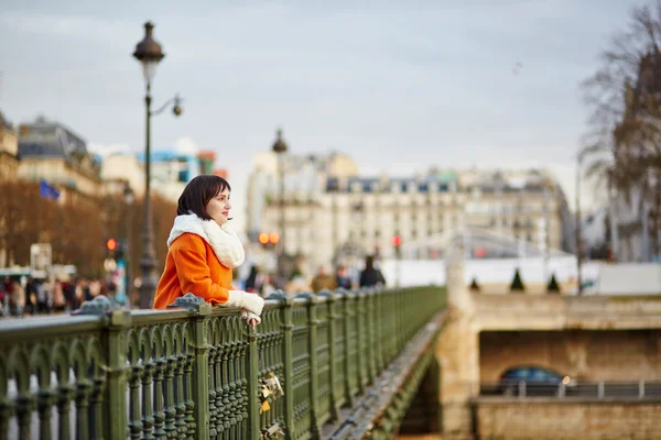 Vacker ung kvinna i paris — Stockfoto